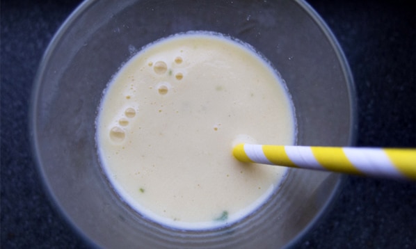 Mangolassi med kærnemælk og ananas