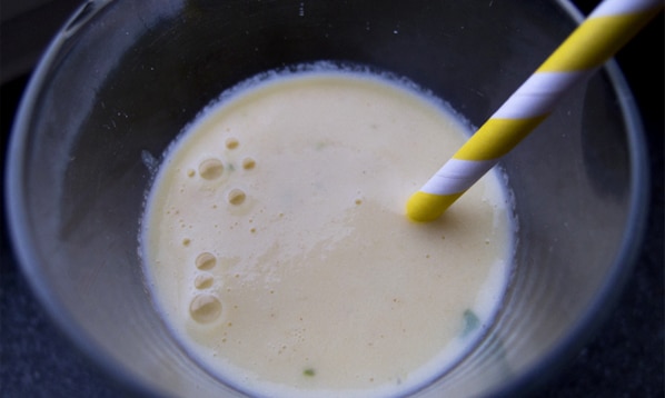 Mangolassi med kærnemælk og ananas
