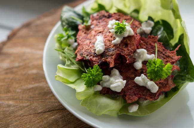 Rødbedefrikadeller med feta og persille