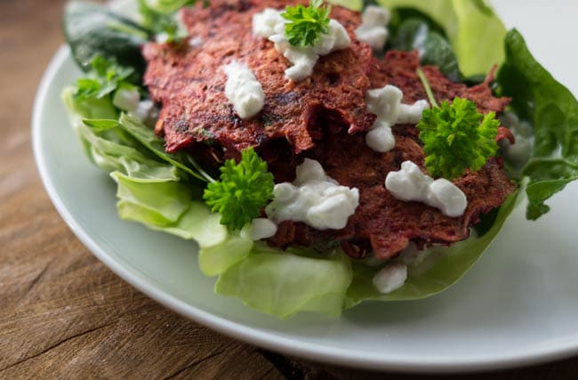 Rødbedefrikadeller med feta og persille