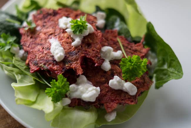 Rødbedefrikadeller med feta og persille