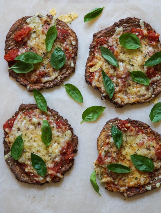 blomkålspizza - små sunde pizzaer med blomkål