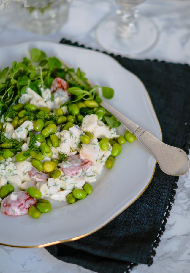 Blomkålssalat med edamamebønner og dild-dressing