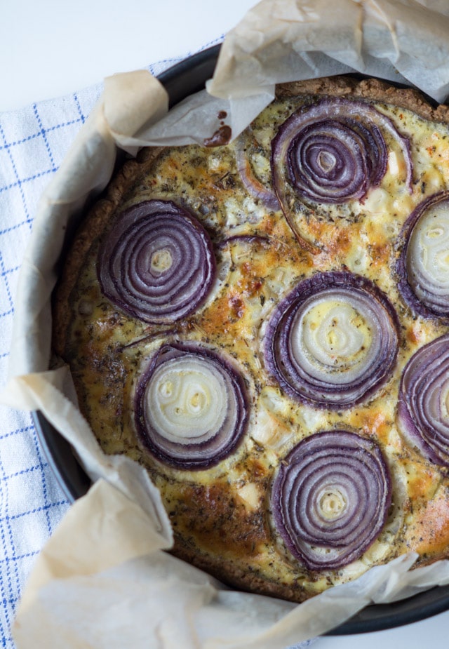 Rødløgstærte med rosmarin og feta