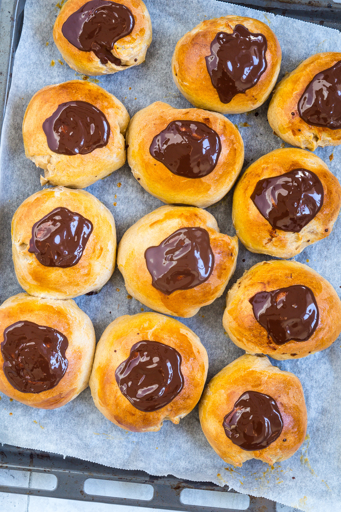 Sundere fastelavnsboller med remonce, creme og chokolade