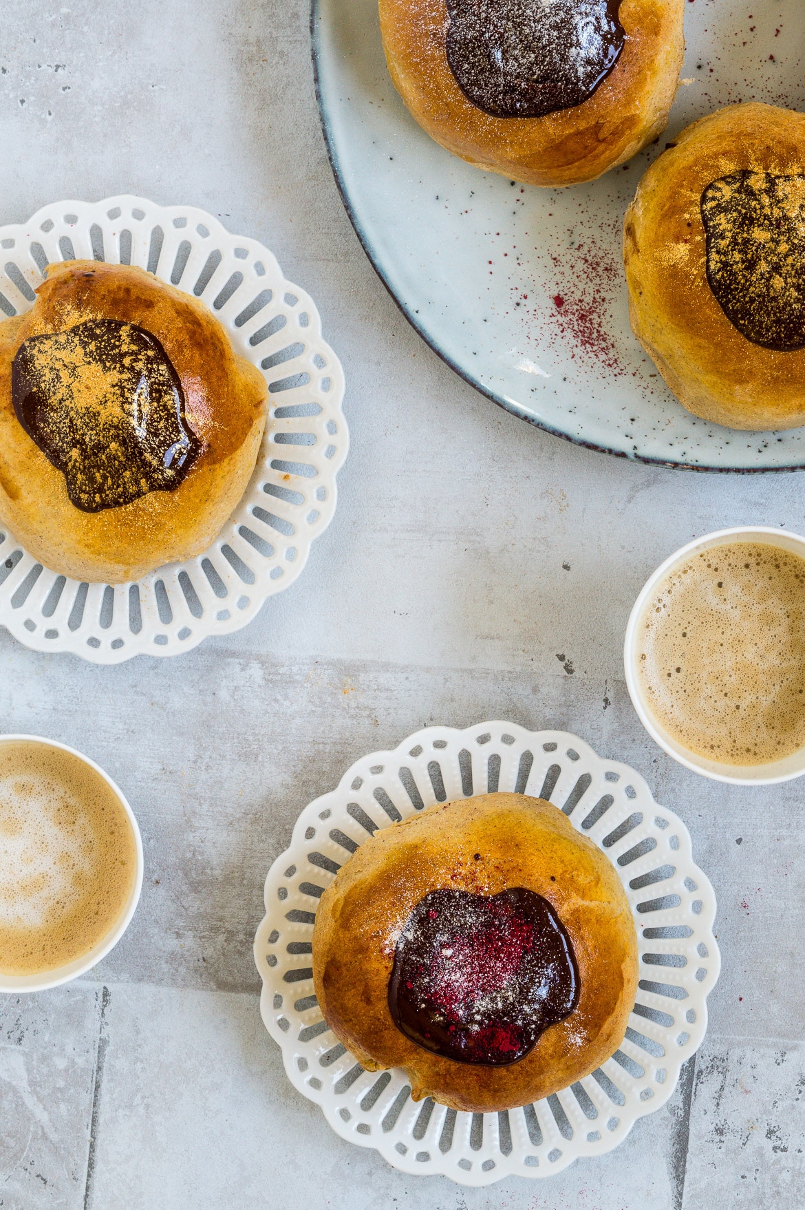 Sundere fastelavnsboller med remonce, creme og chokolade