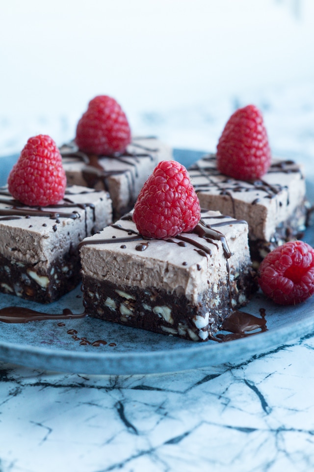 Raw chocolate brownie med kokosfrosting