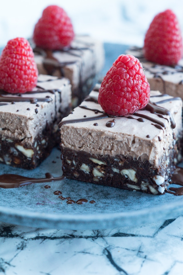 Raw chocolate brownie med kokosfrosting