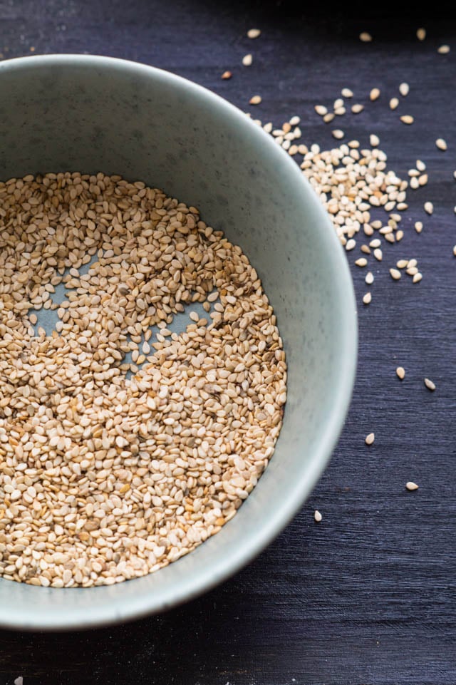 Grønkålssalat med edamamebønner og peanutbutterdressing