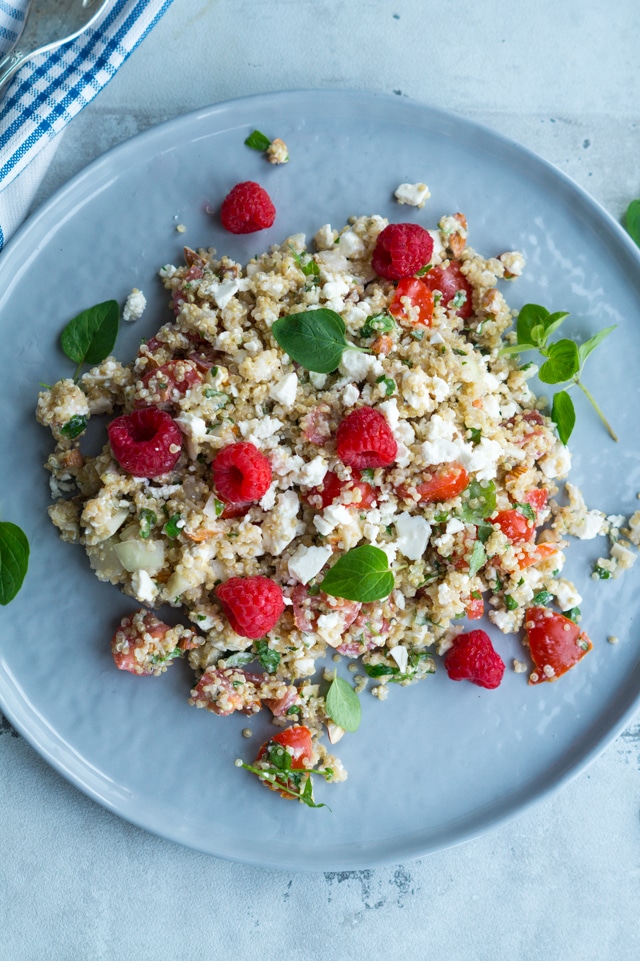 Quinoasalat med feta og hindbær