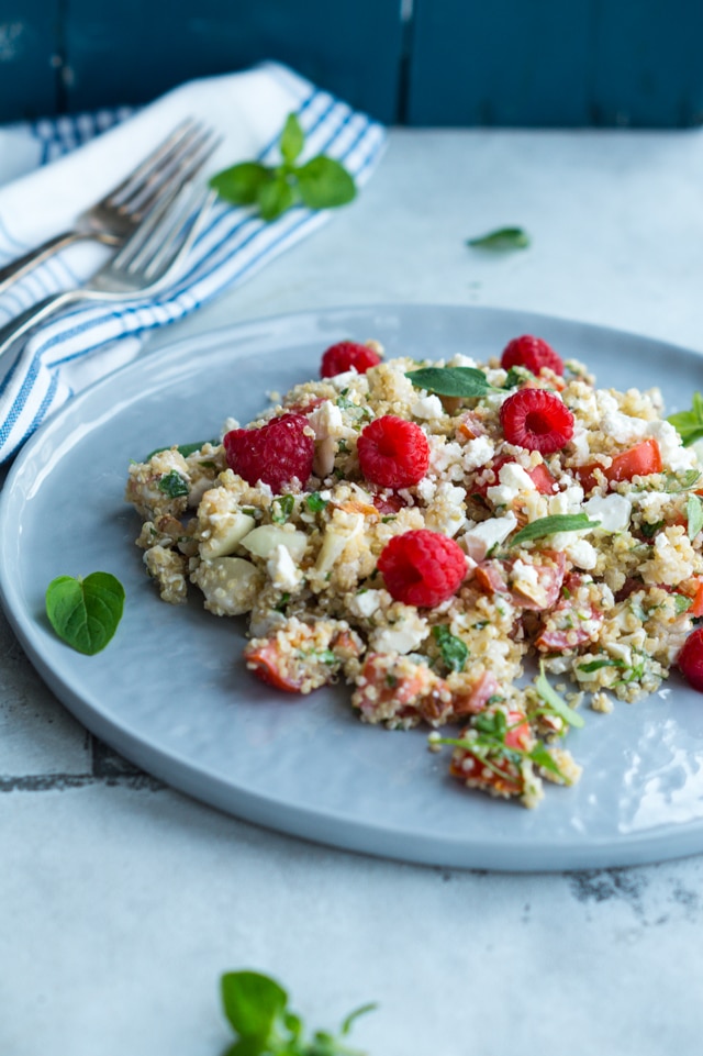 Quinoasalat med feta og hindbær