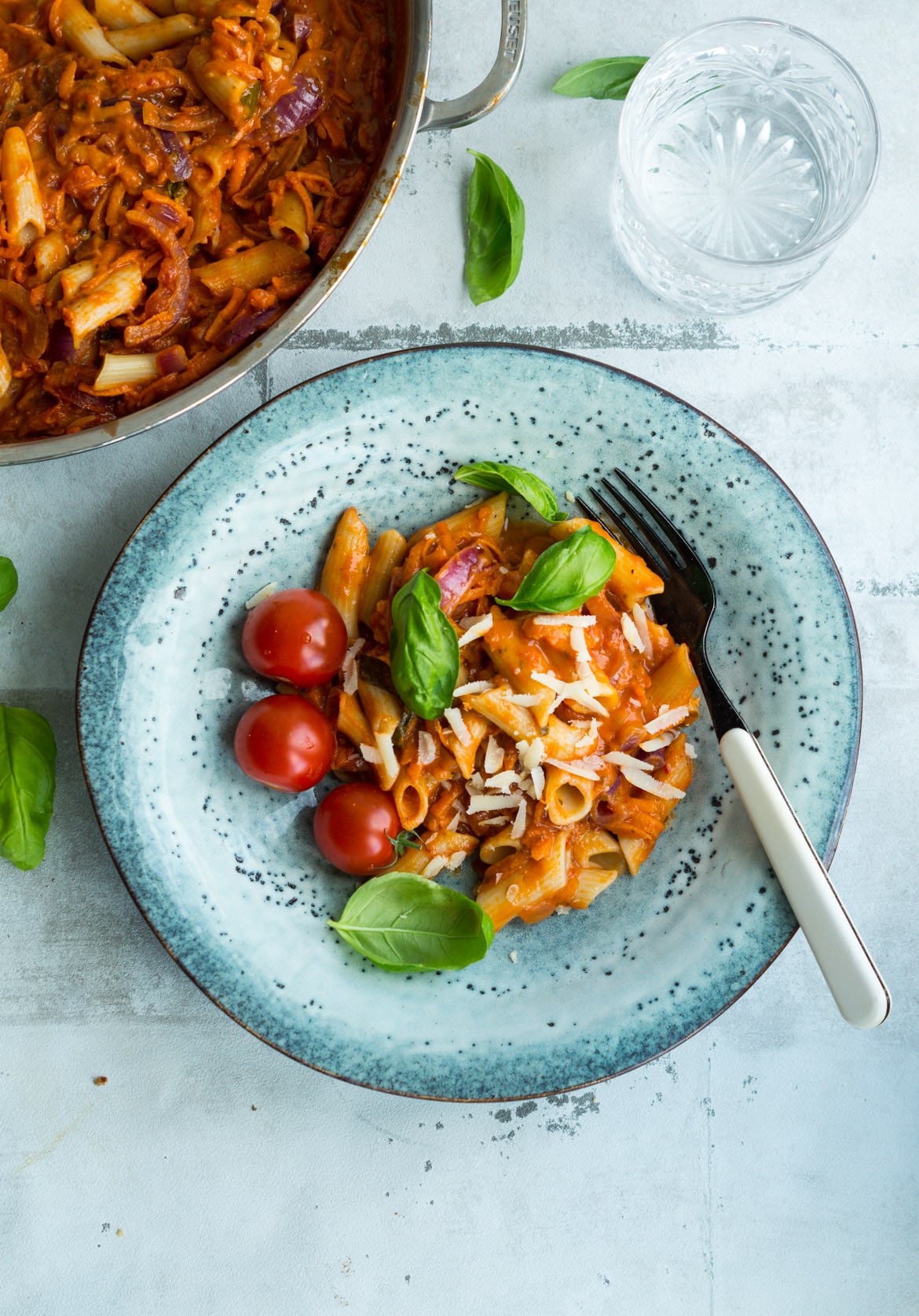 Pasta med tomat-gulerodssauce