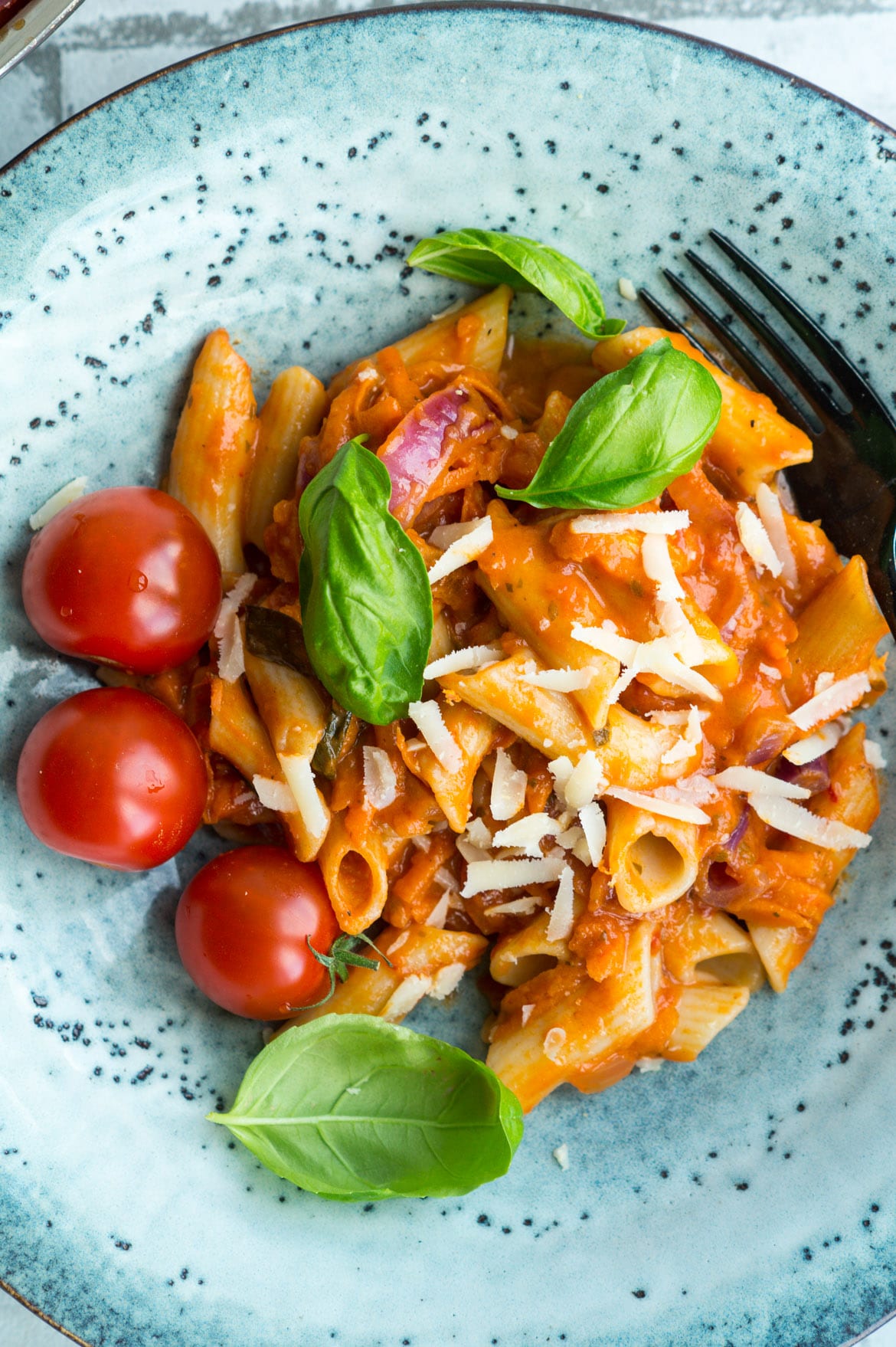 Pasta med tomat-gulerodssauce