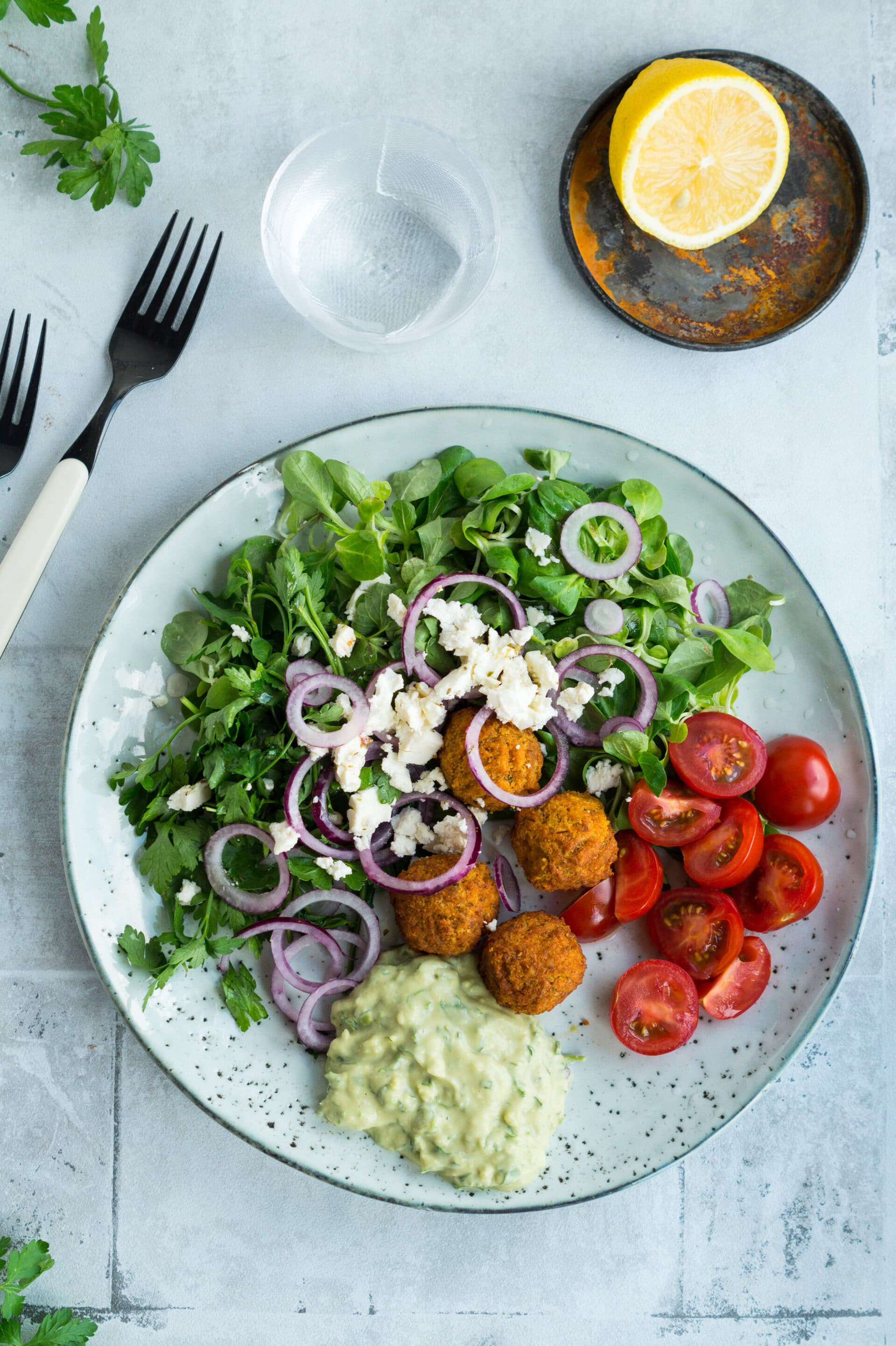 Falafelsalat med avocado-tahin dressing