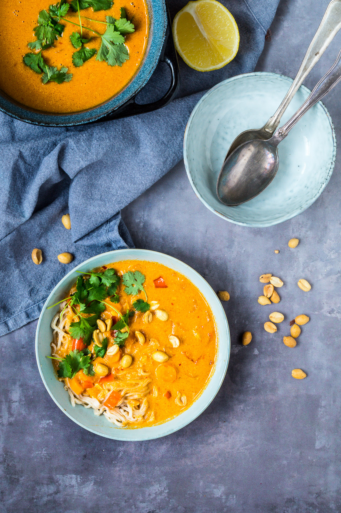 Spicy peanutsuppe med nudler