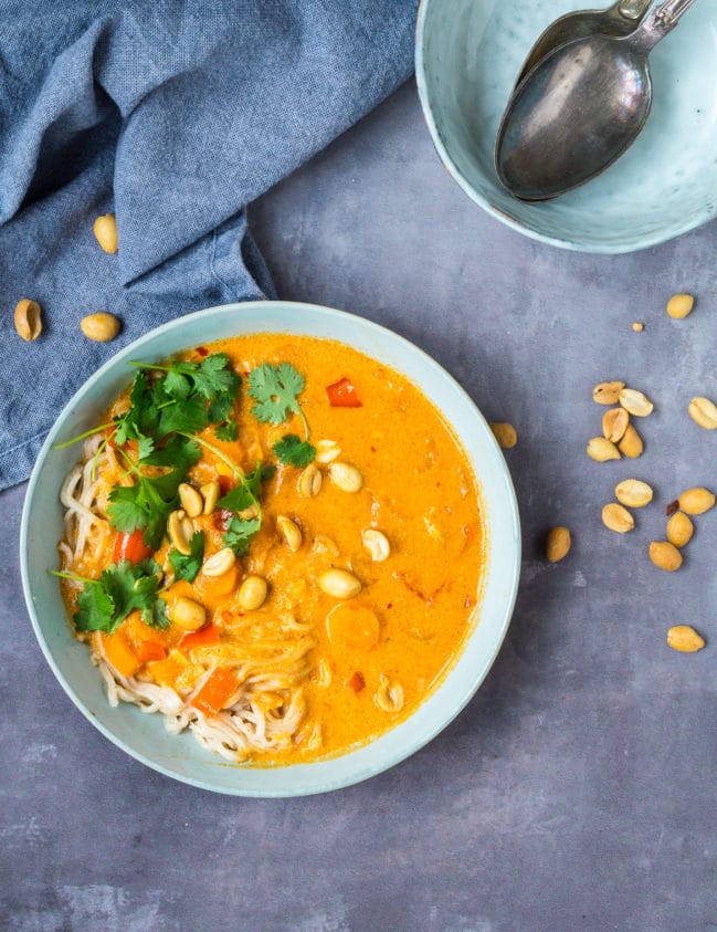 Spicy peanutsuppe med nudler