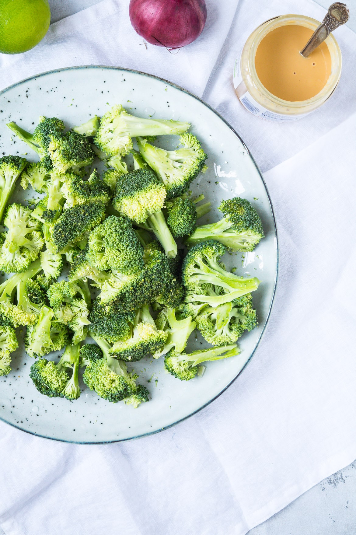 Broccolisalat med peanutbutterdressing og soyamandler