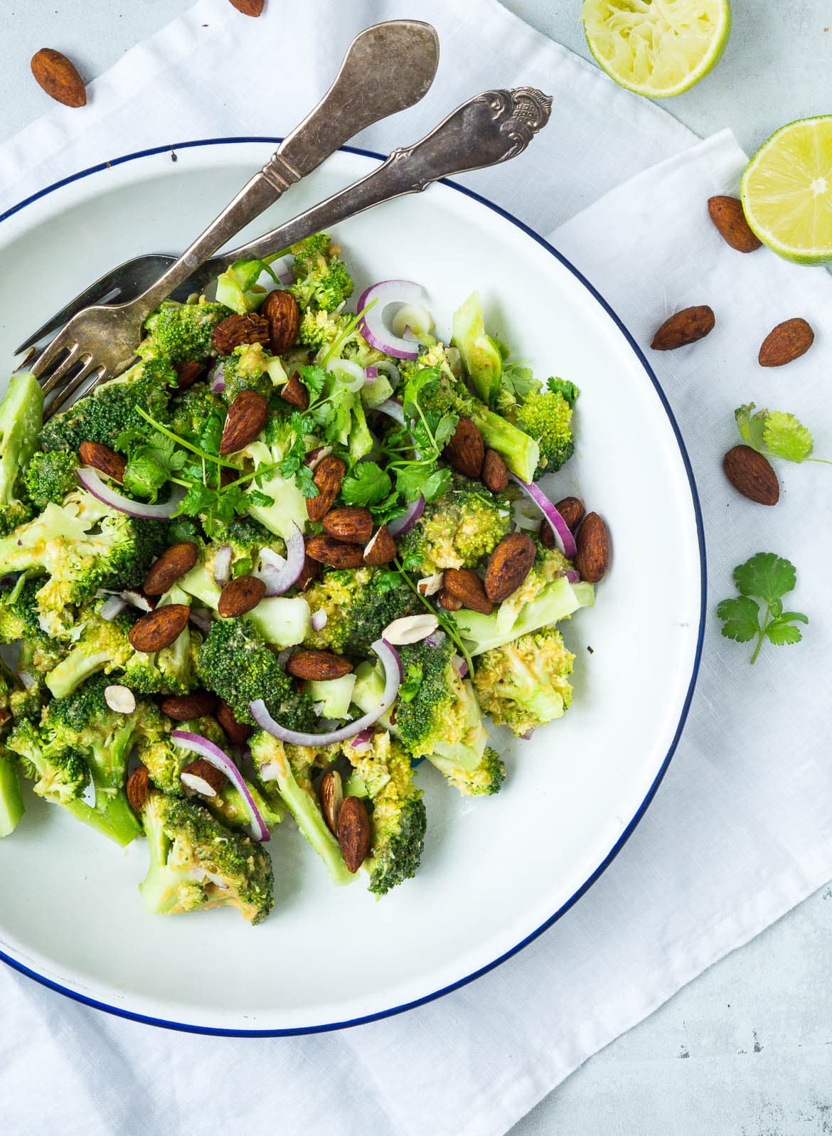 Broccolisalat med peanutbutterdressing og soyamandler
