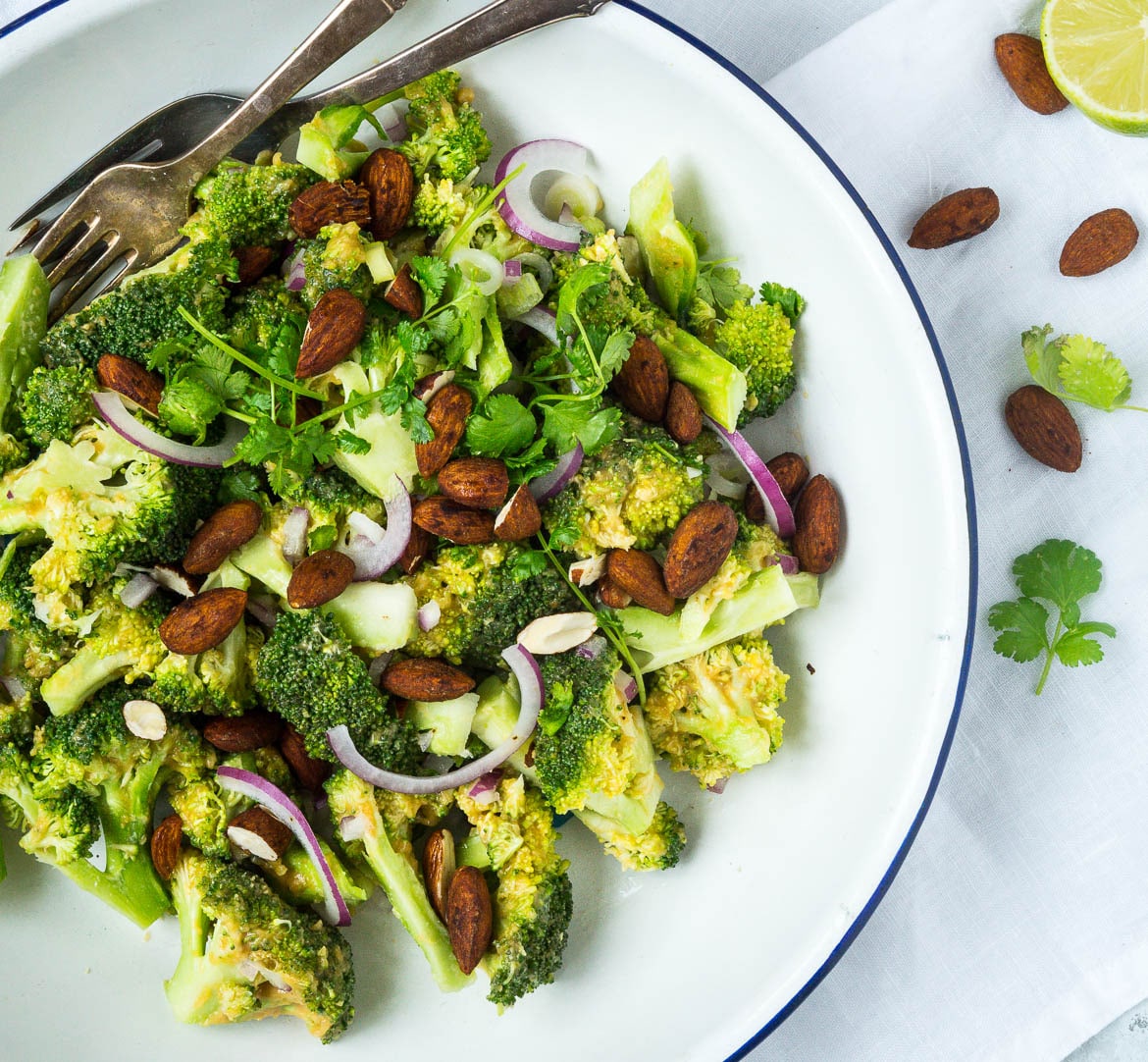 Broccolisalat med peanutbutterdressing og soyamandler