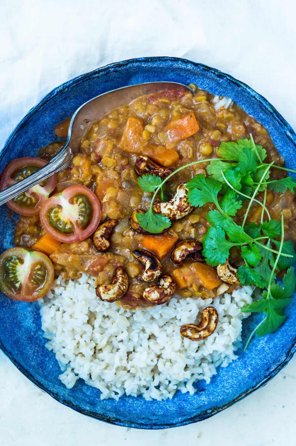 Indisk dahl med gulerødder og soyaristede cashewnødder