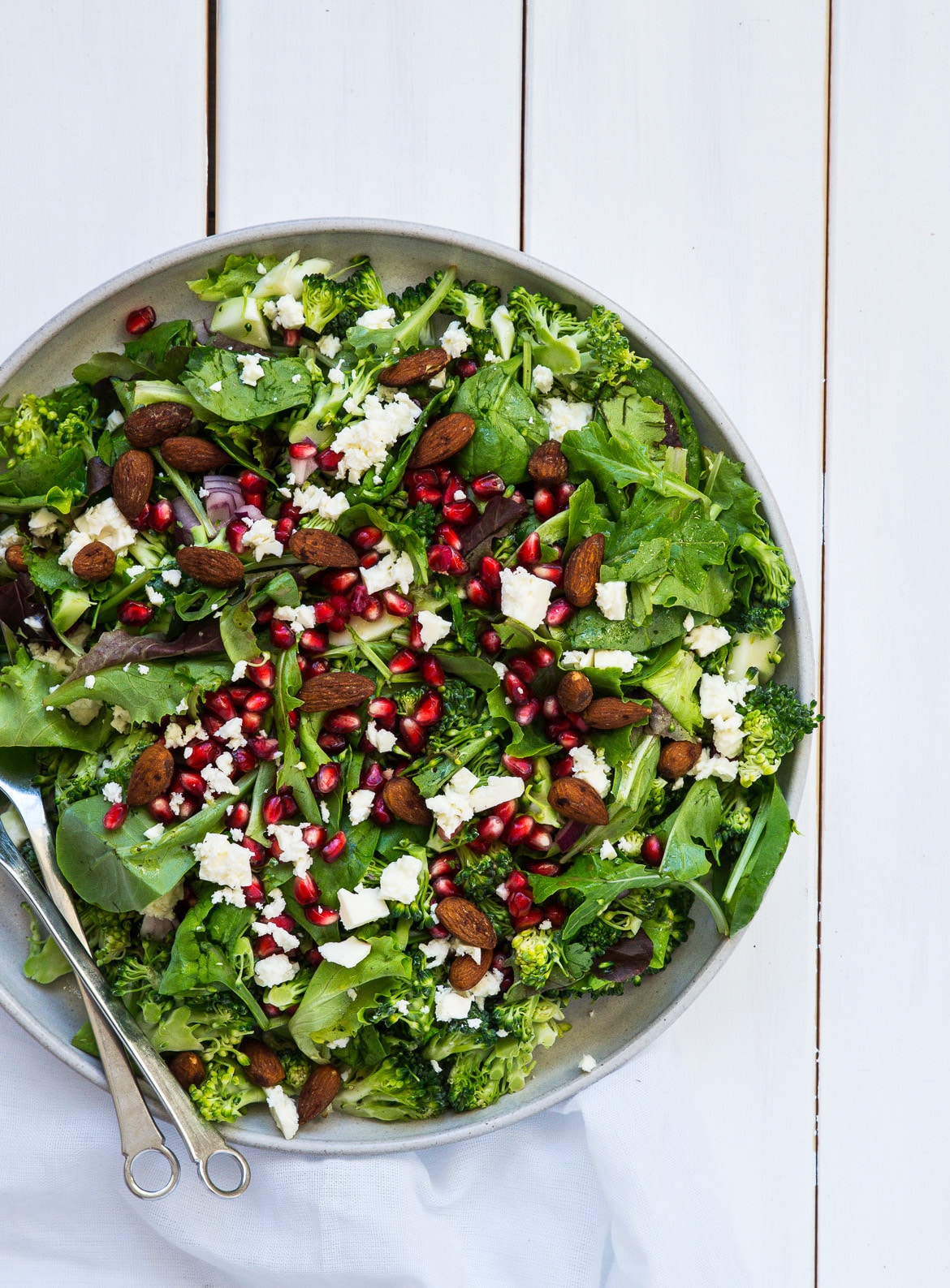 Sommersalat med broccoli, feta og granatæble