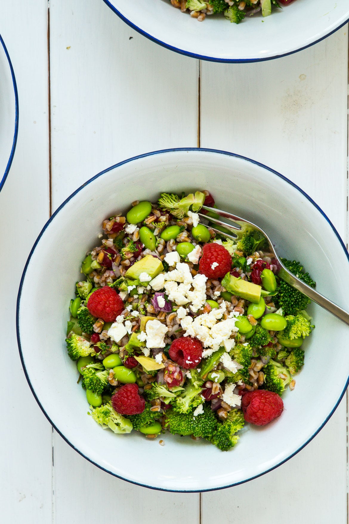 Broccolisalat med edamamebønner, bær, avocado og feta