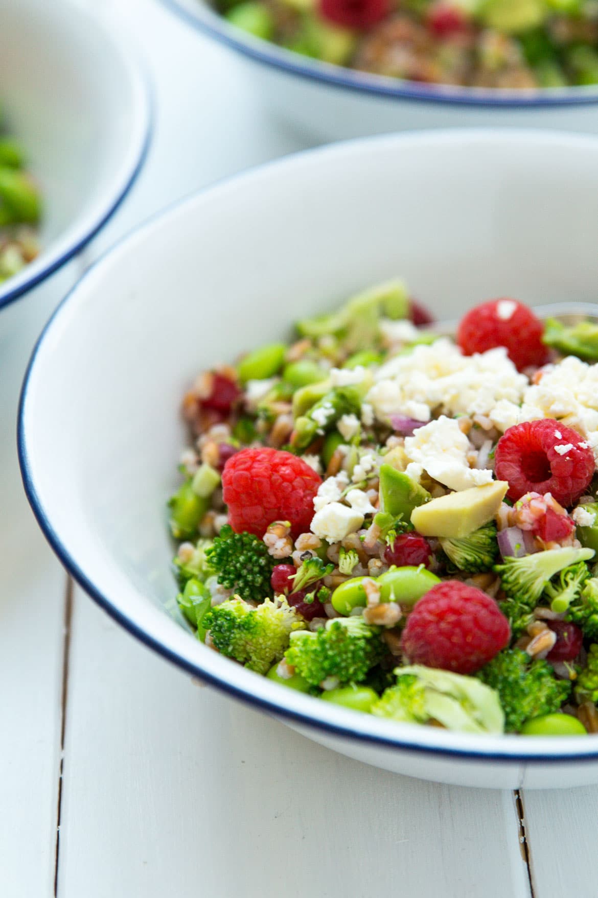 Broccolisalat med edamamebønner, bær, avocado og feta