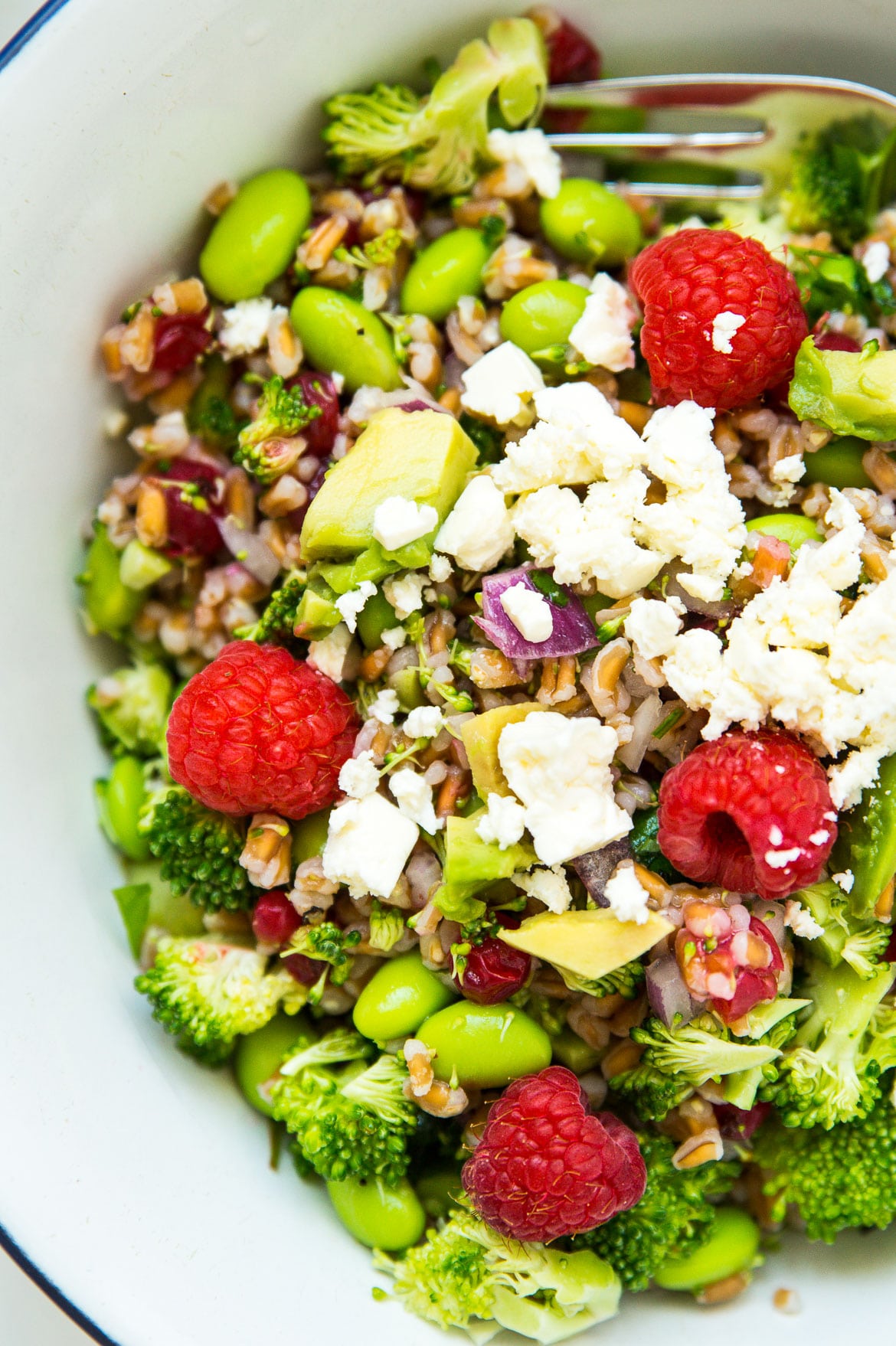 Broccolisalat med edamamebønner, bær, avocado og feta