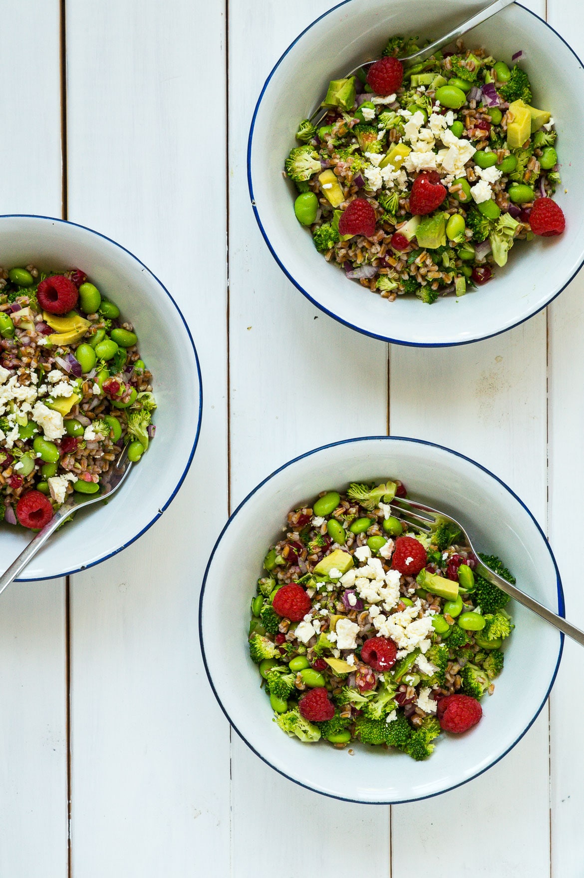 Broccolisalat med edamamebønner, bær, avocado og feta