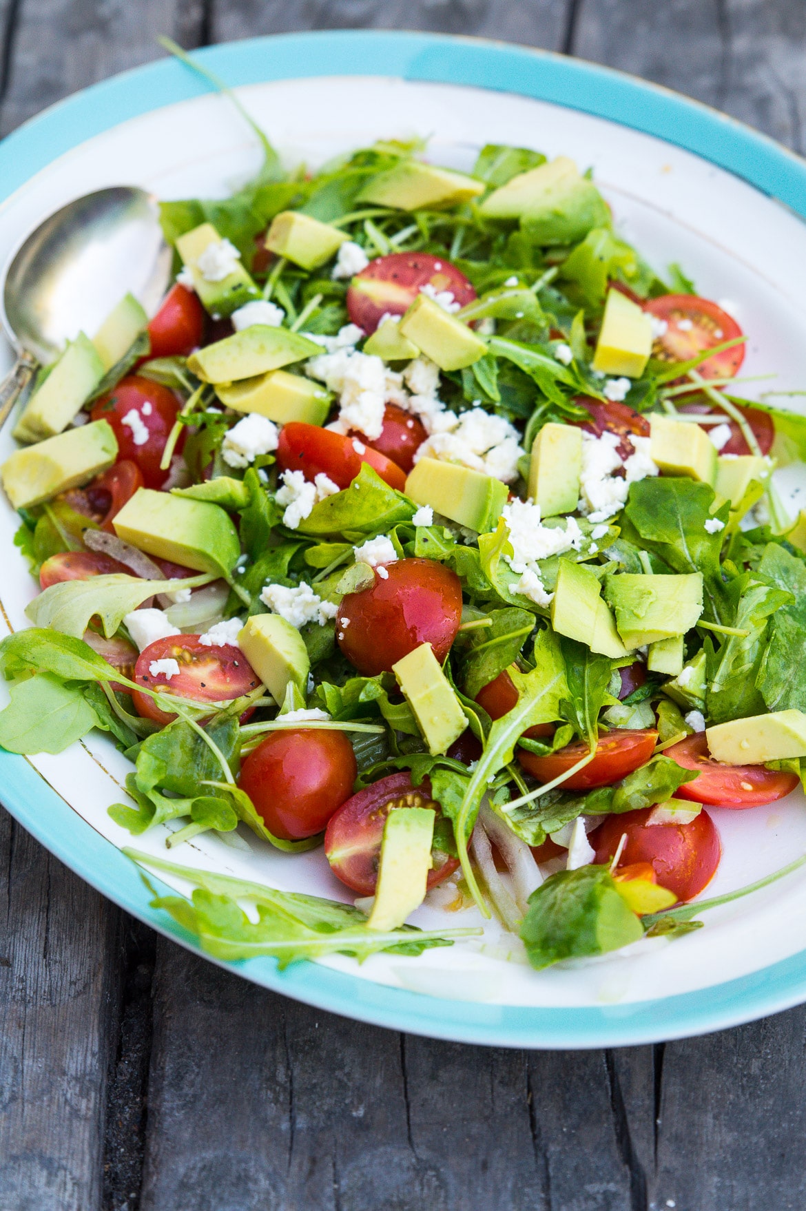 Nem sommersalat med rucola, avocado og tomat