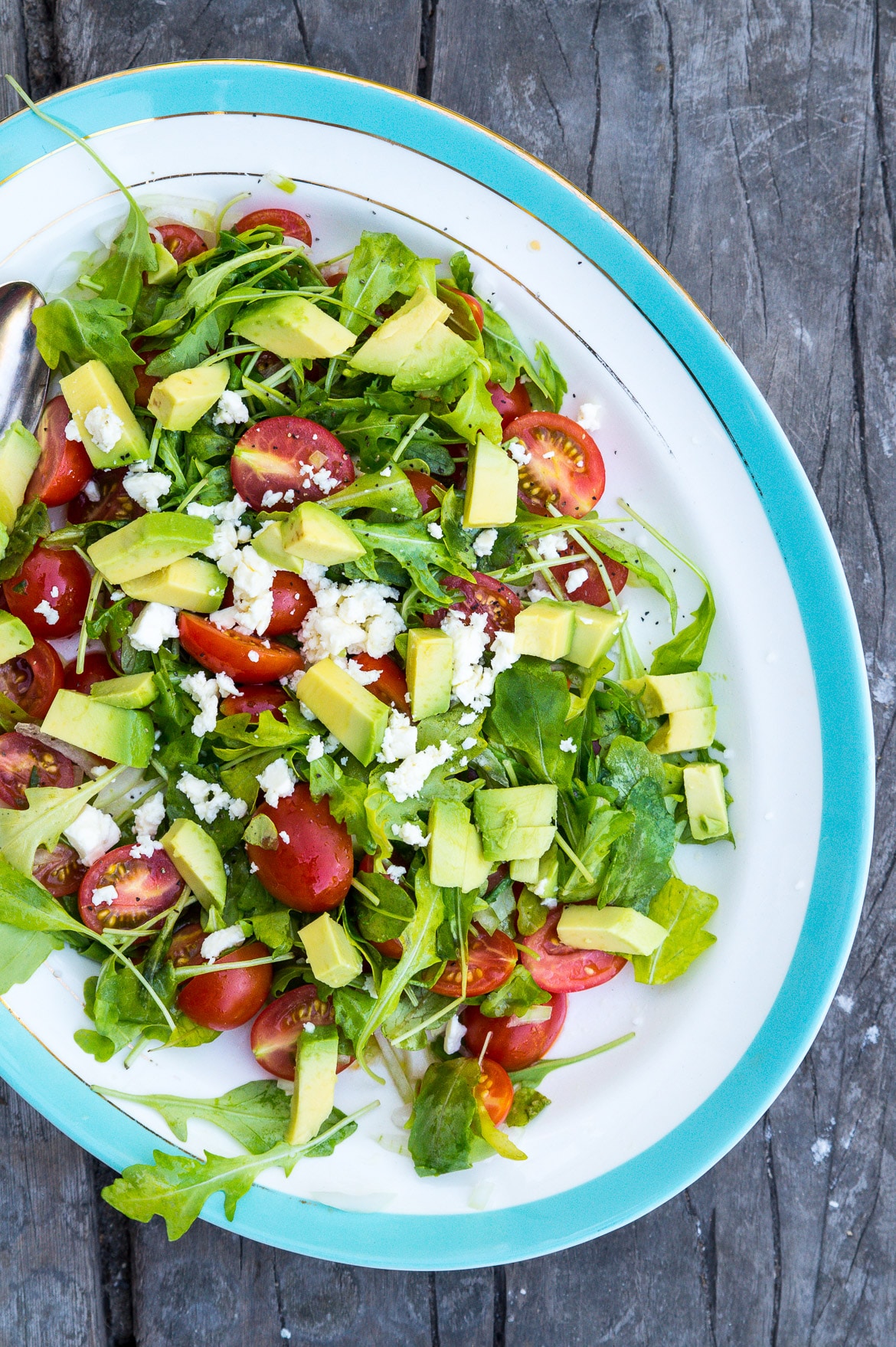 Nem sommersalat med ruccola, avocado og tomat