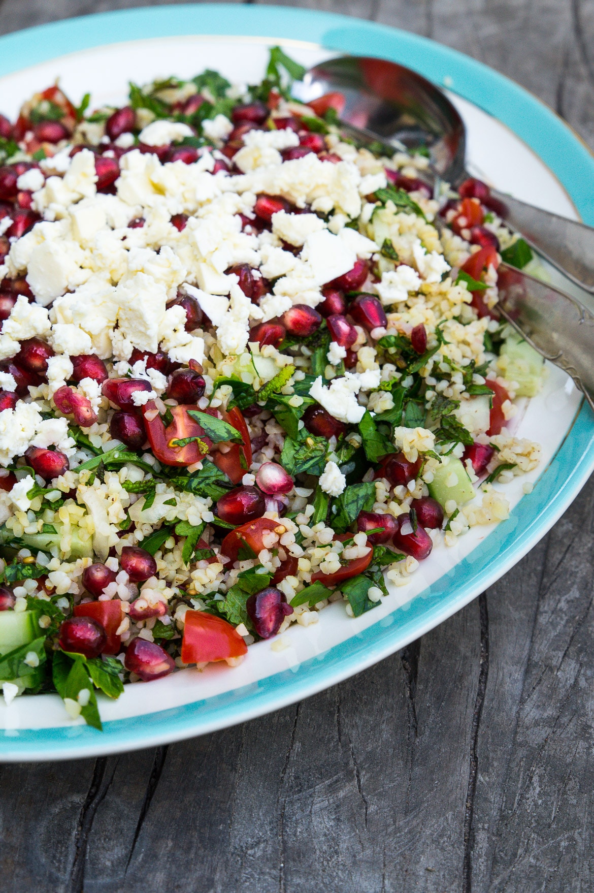 Sommersalat med bulgur, granatæble, feta, persille og mynte