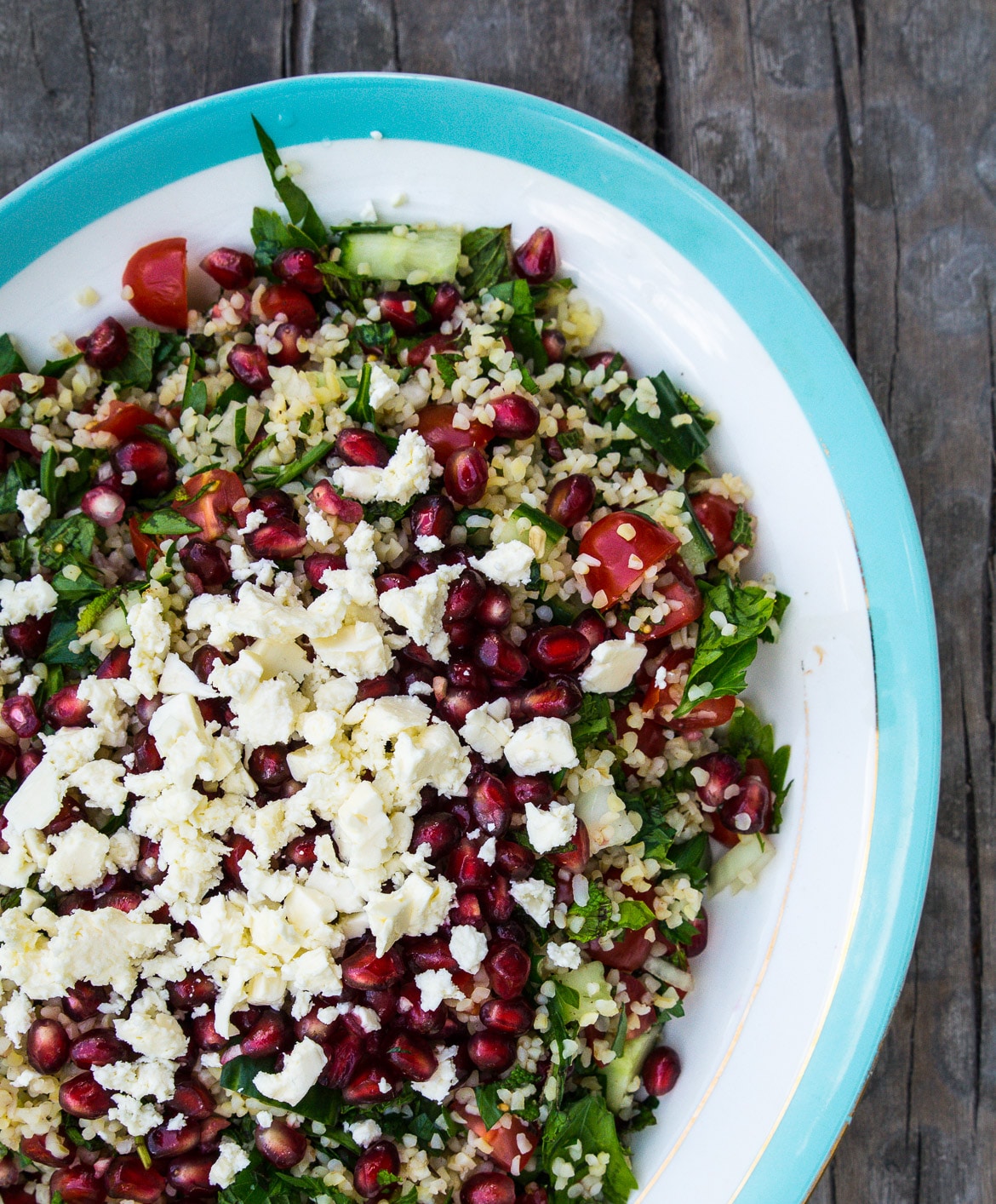 Sommersalat med bulgur, granatæble, feta, persille og mynte