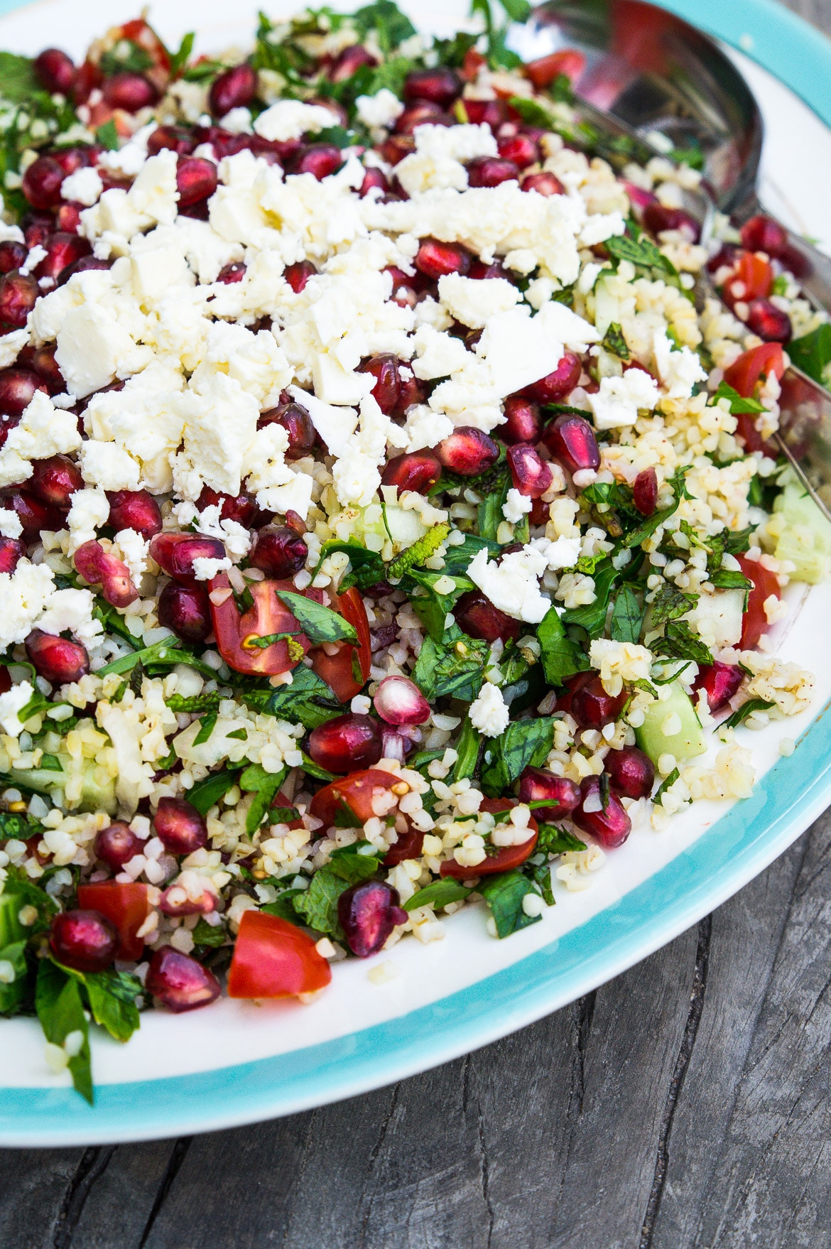 Sommersalat med bulgur, granatæble, feta, persille og mynte