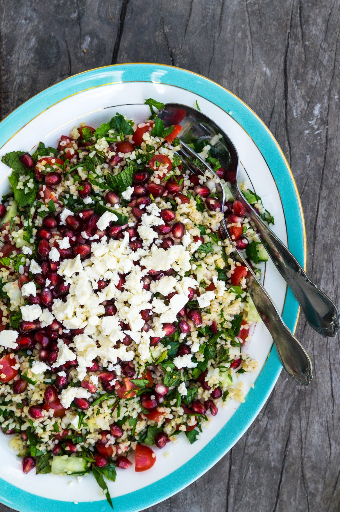 Sommersalat med bulgur, granatæble, feta, persille og mynte