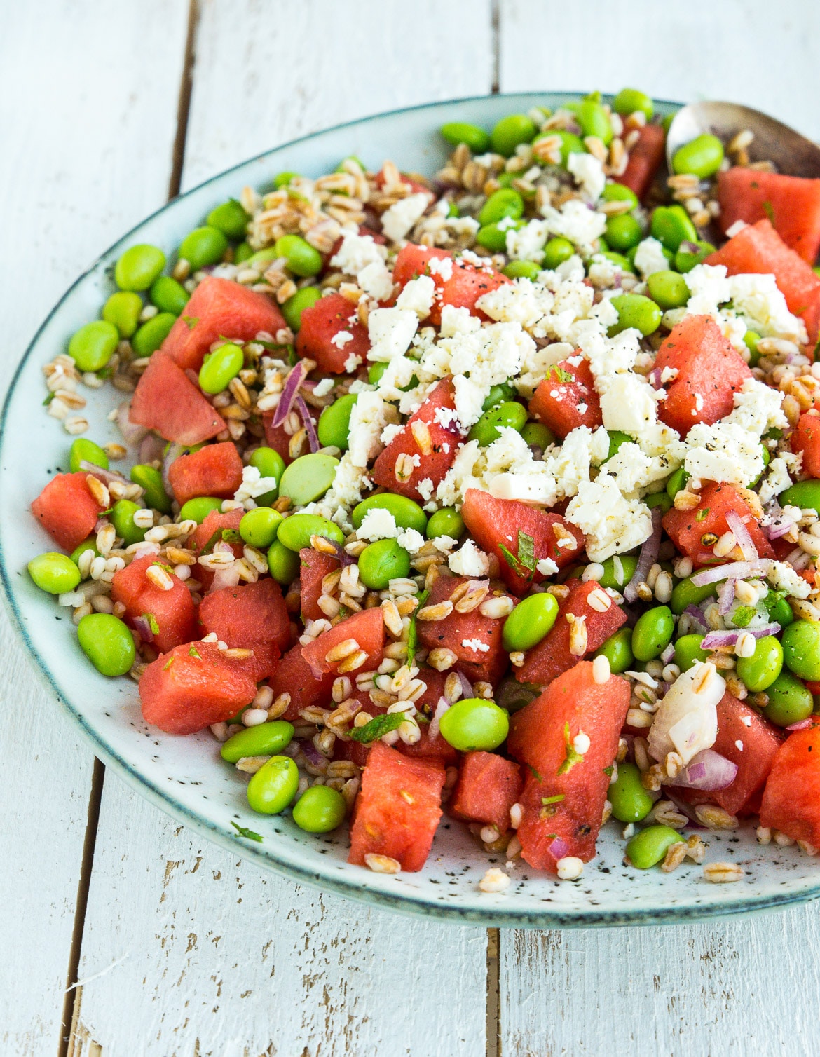 Sommersalat med vandmelon, feta, edamamebønner, perlebyg og mynte