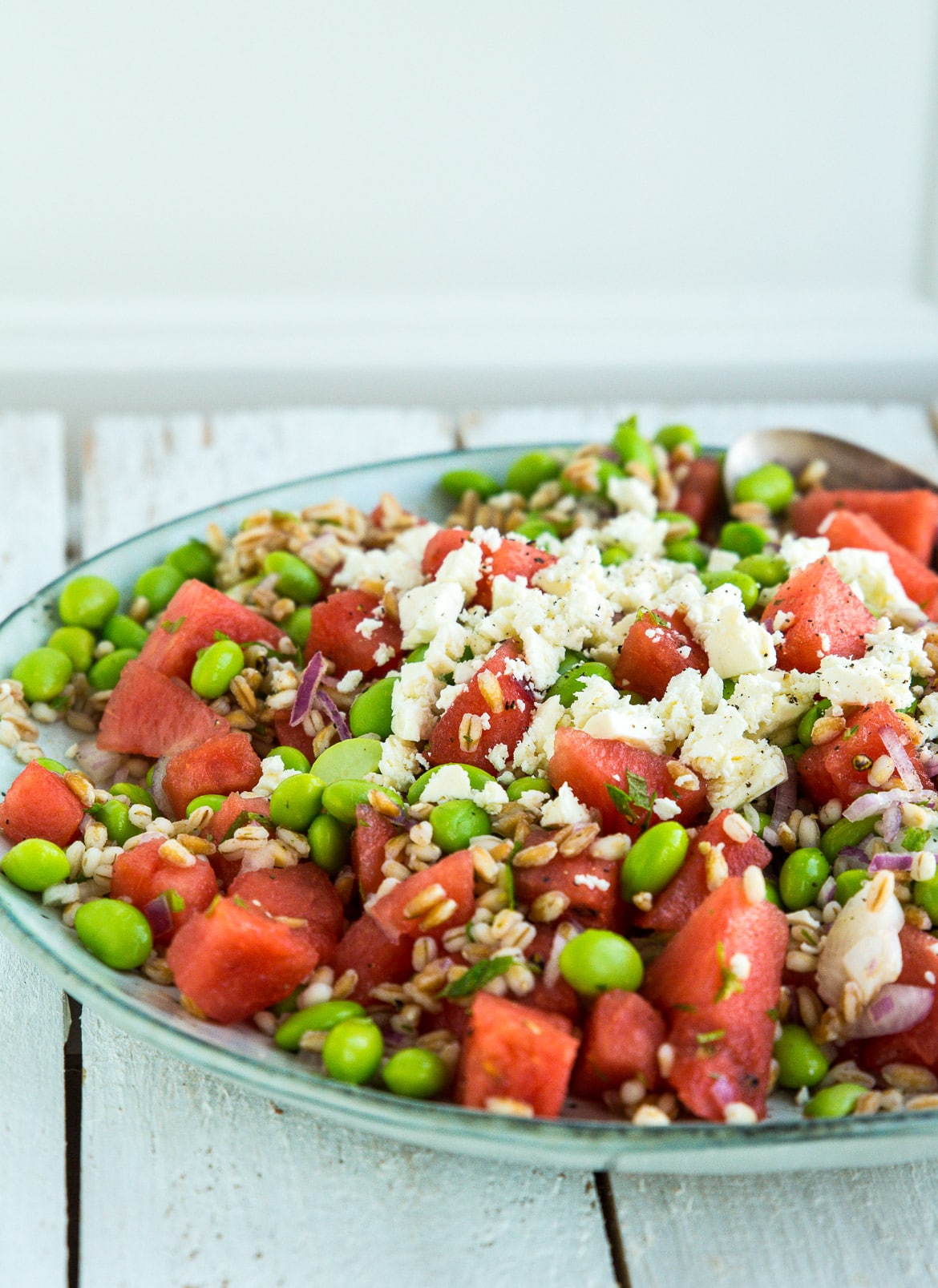 Sommersalat med vandmelon, feta, edamamebønner, perlebyg og mynte