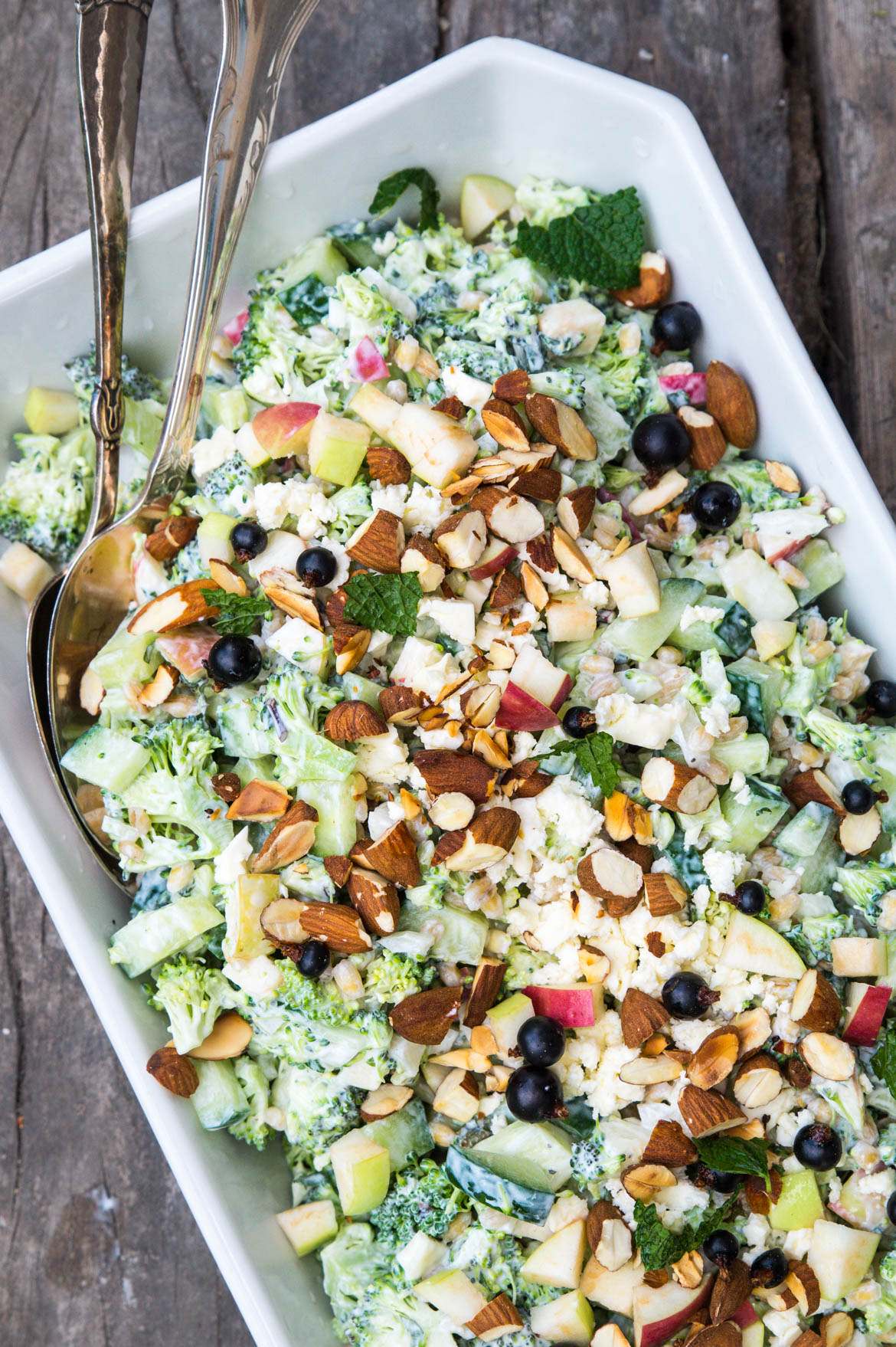 Broccolisalat med æble og græsk yoghurt