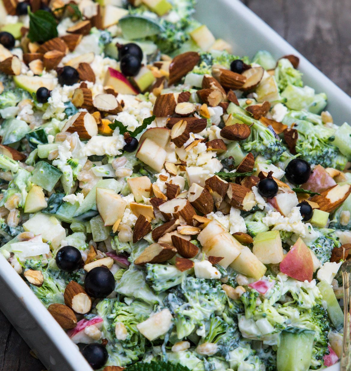 Broccolisalat med æble og græsk yoghurt