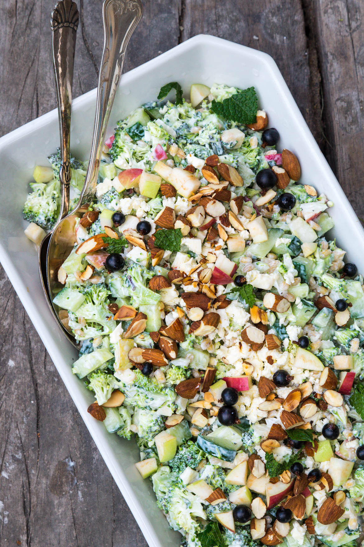 Broccolisalat med æble og græsk yoghurt