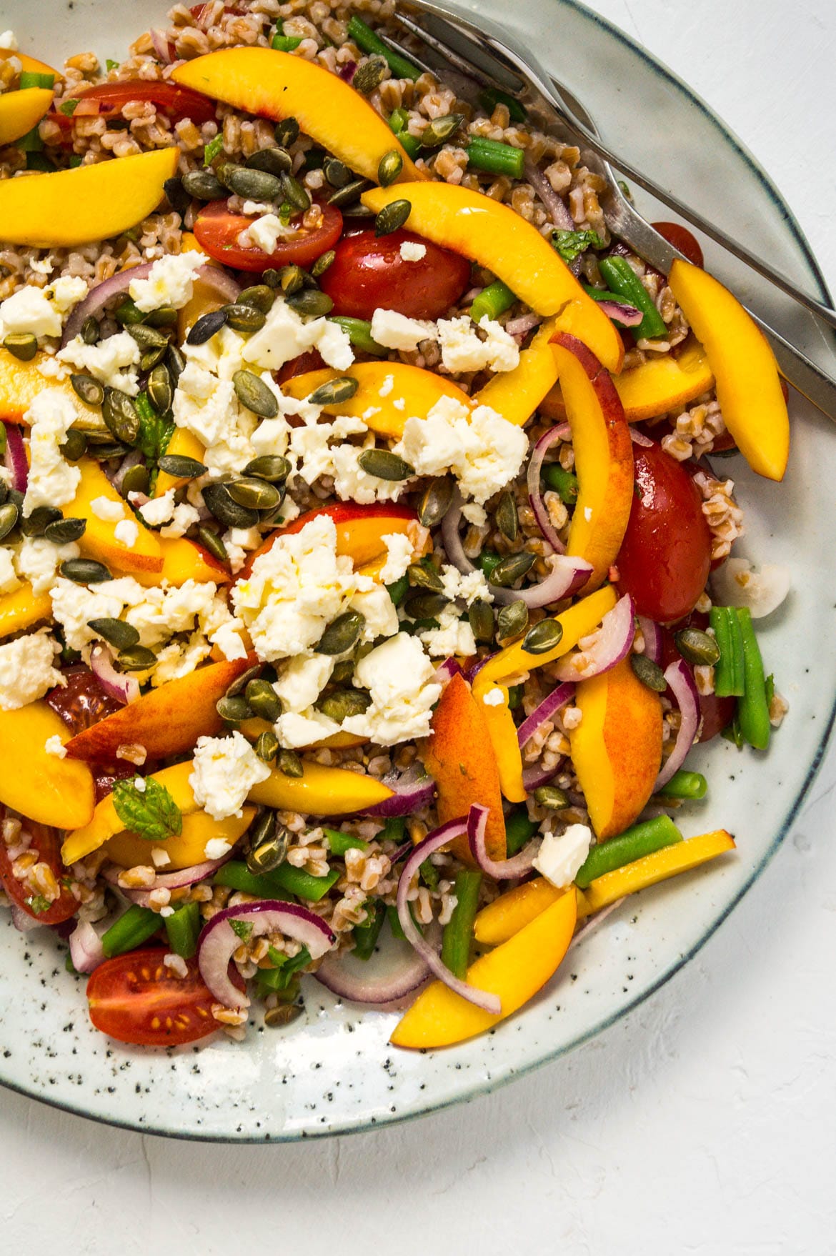 Nektarin salat med feta og tomat