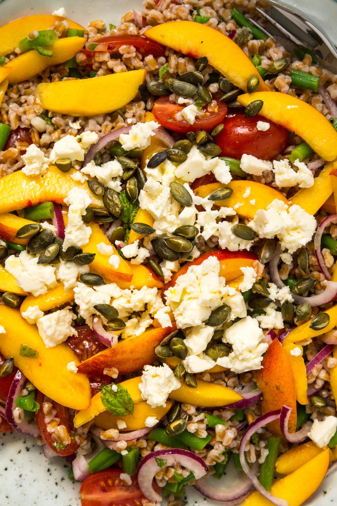 Nektarin salat med feta og tomat