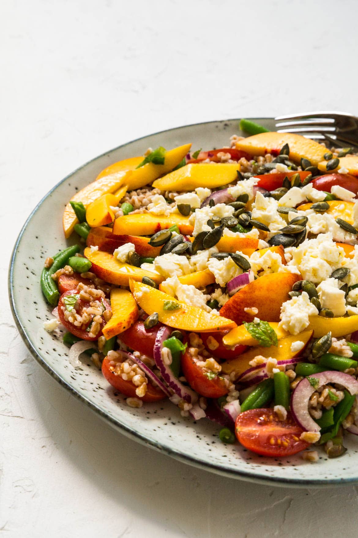 Nektarin salat med feta og tomat