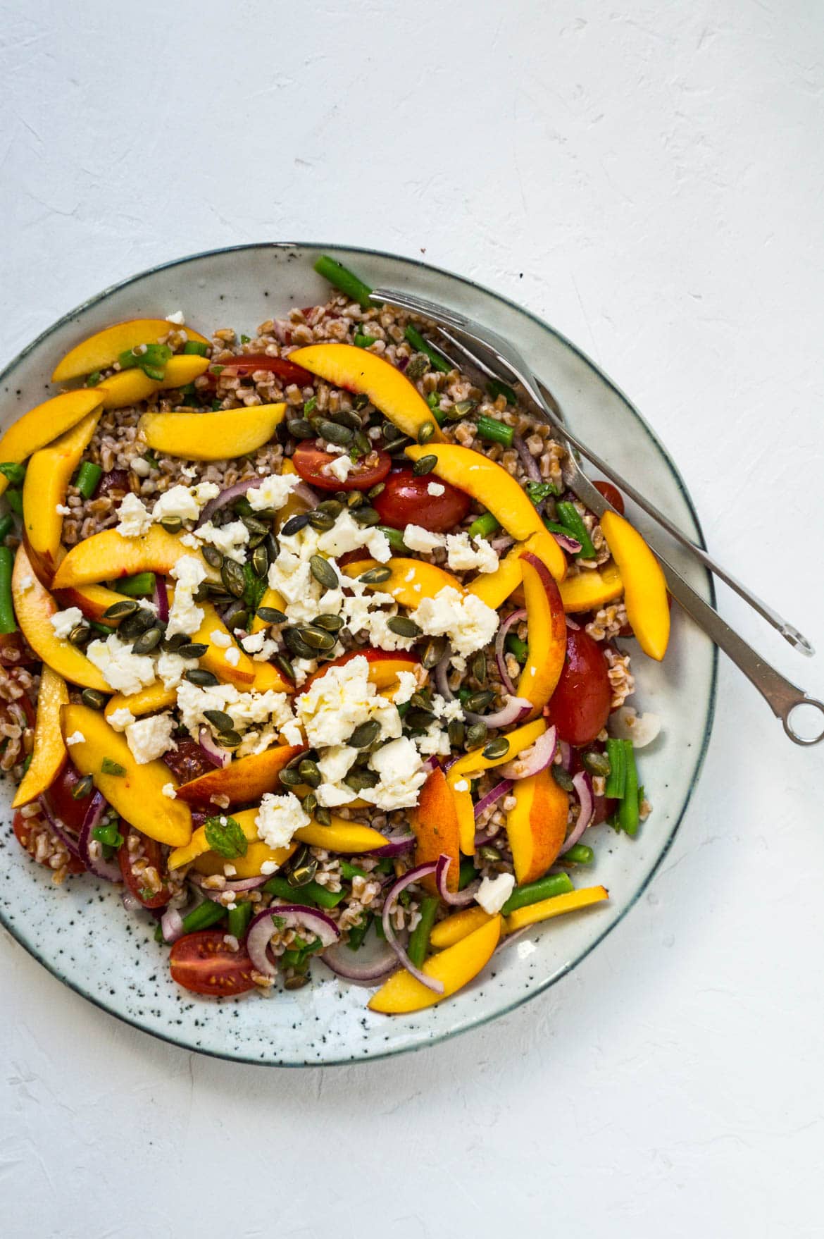 Nektarin salat med feta og tomat