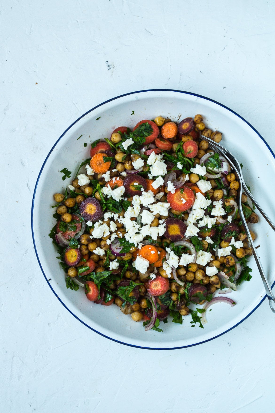 Efterårssalat med gulerødder, ristede kikærter, persille og feta