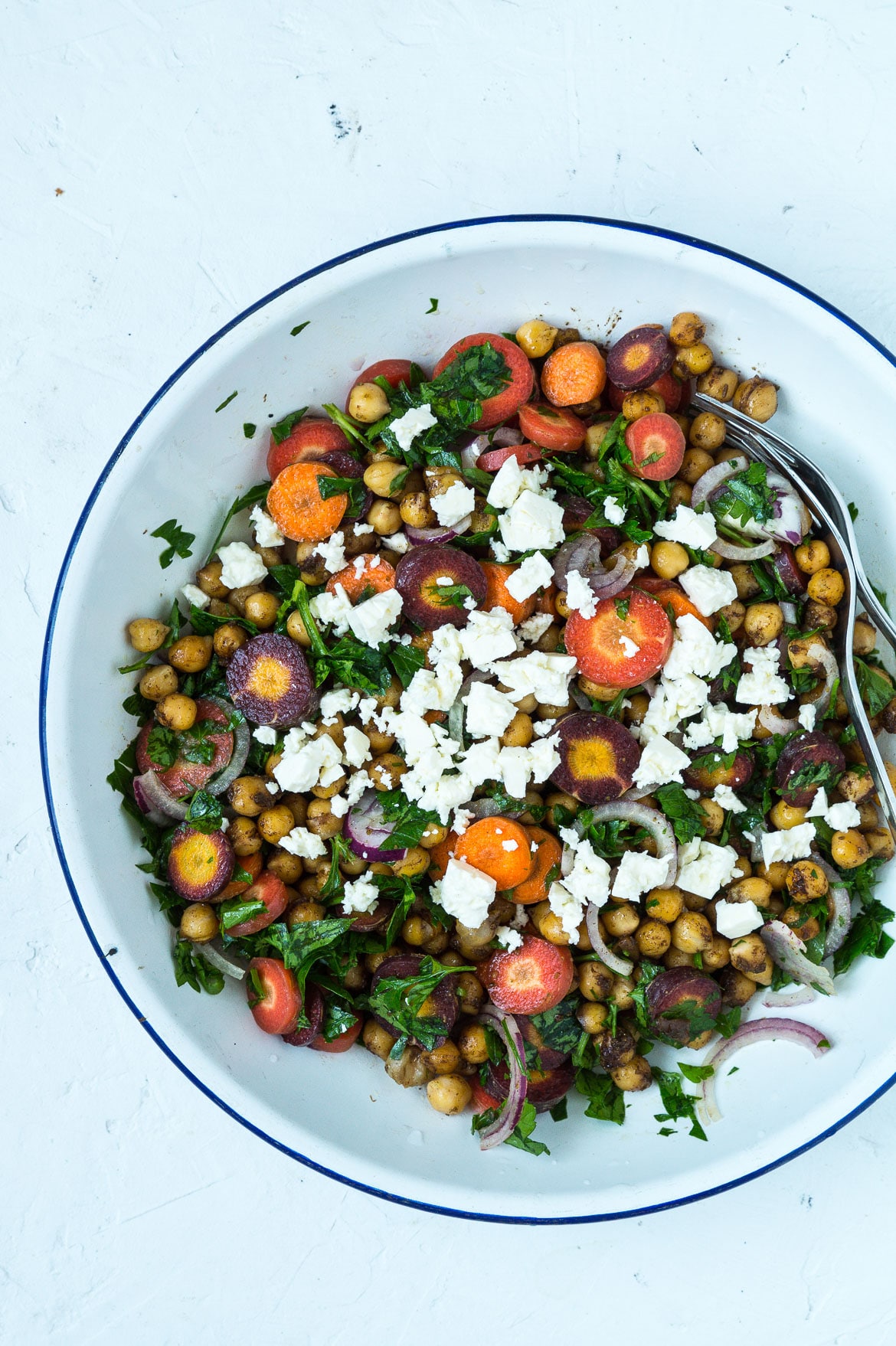 Efterårssalat med gulerødder, ristede kikærter, persille og feta