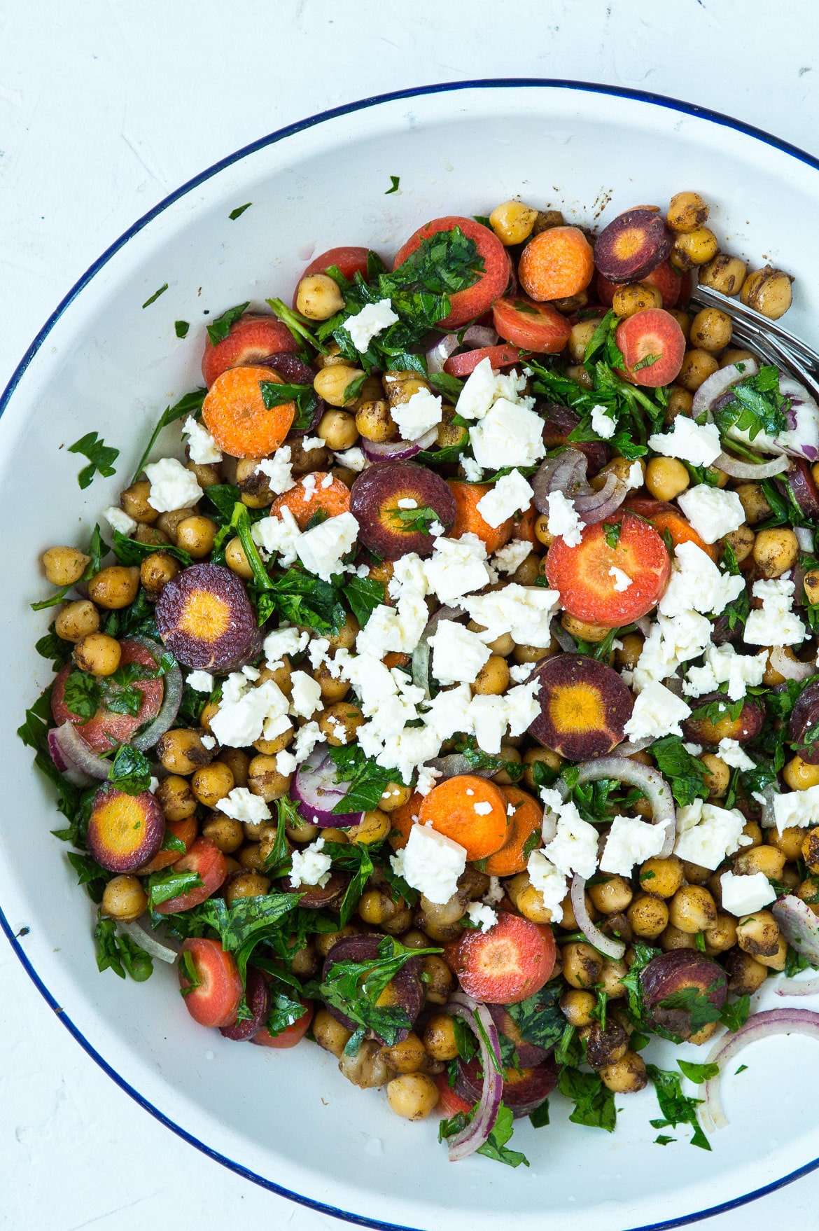 Efterårssalat med gulerødder, ristede kikærter, persille og feta