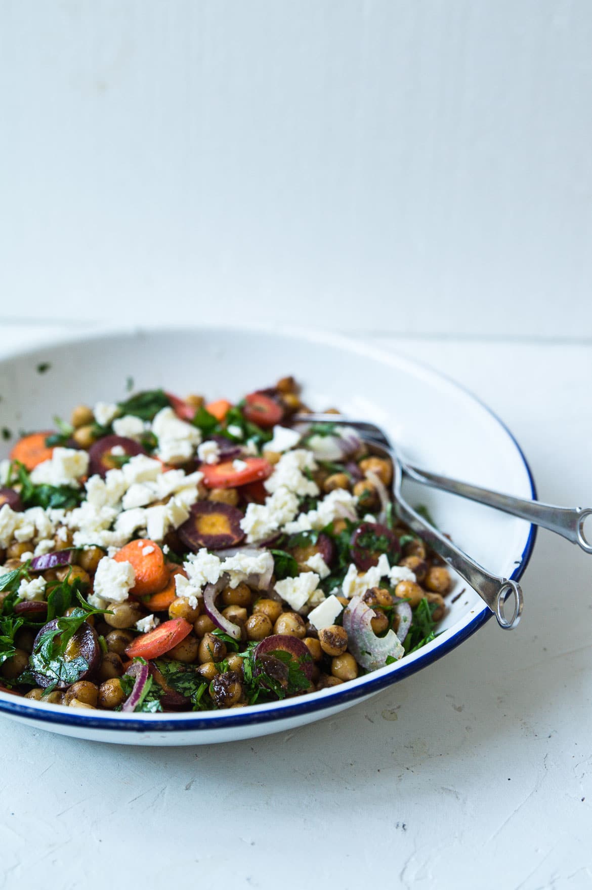 Efterårssalat med gulerødder, ristede kikærter, persille og feta