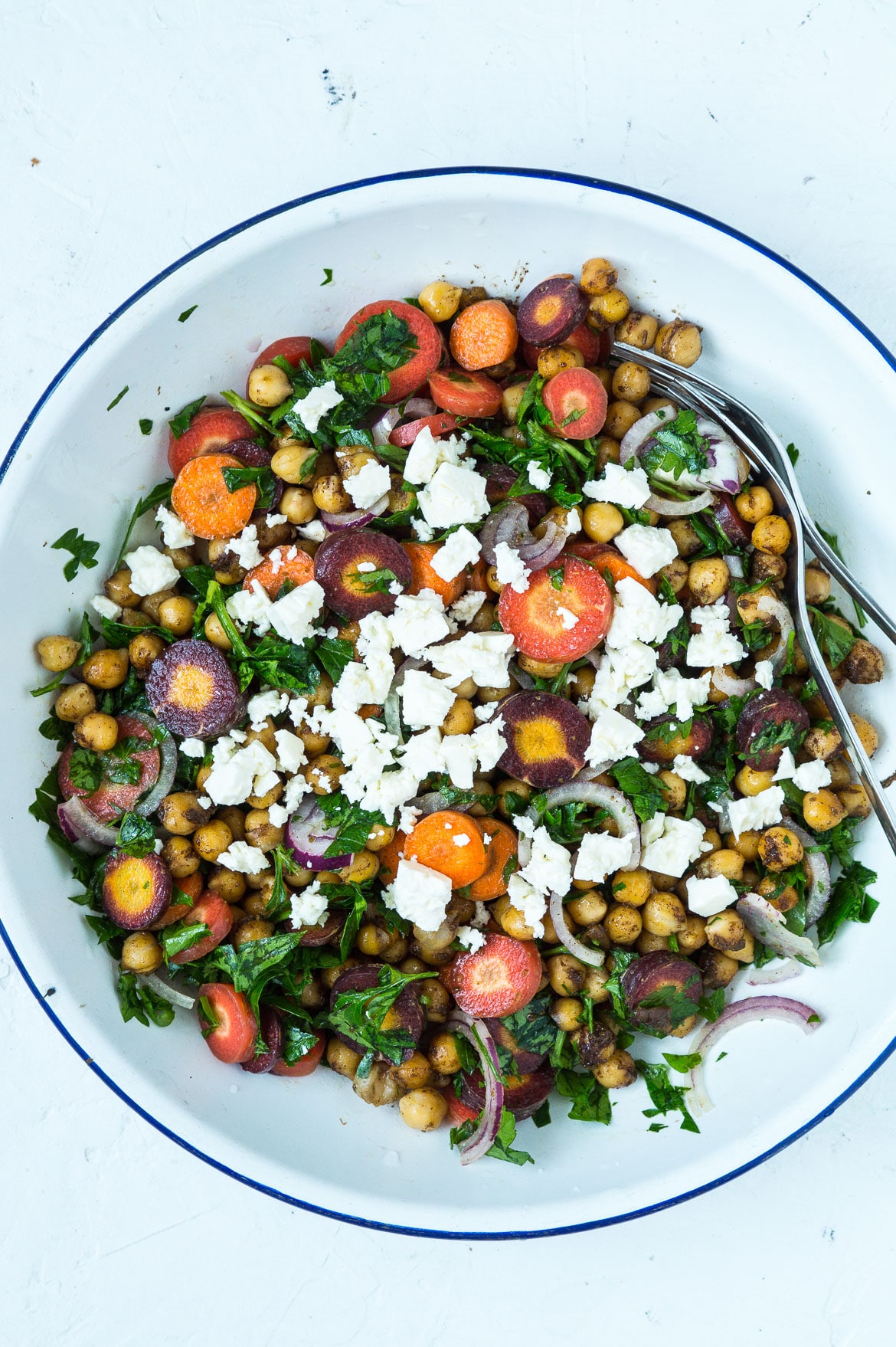 Efterårssalat med gulerødder, ristede kikærter, persille og feta