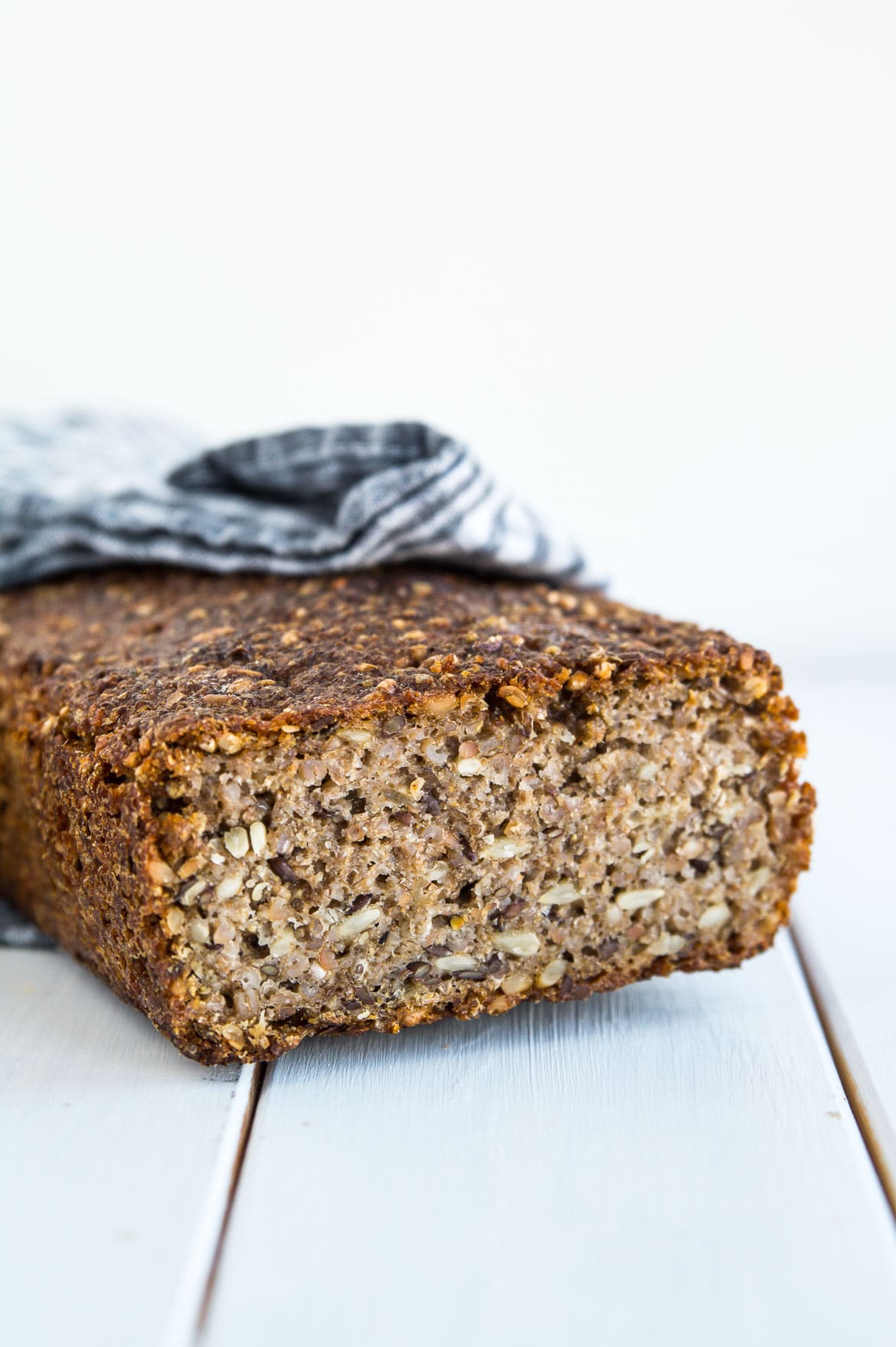 Groft rugbrød bagt med surdej